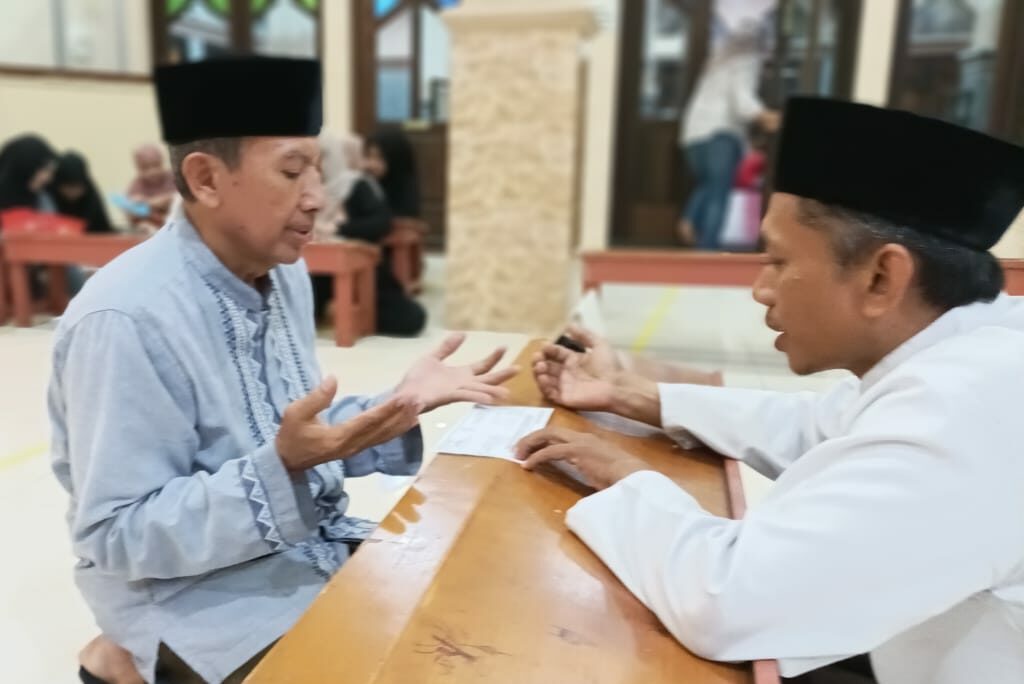 Penerimaan ZIS di Masjid Daarul Muttaqin Penerimaan ZIS di Masjid Daarul Muttaqin